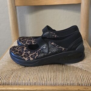 Bzees Black and Leopard Mary Jane Shoes. Sz8